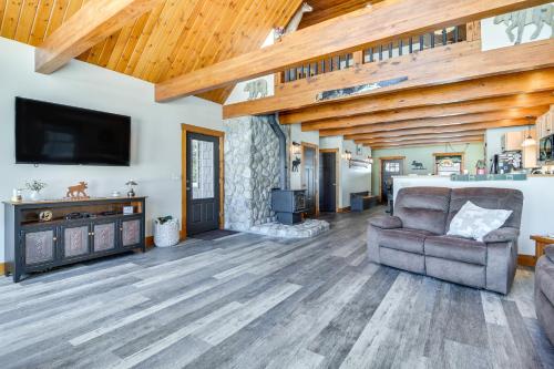 Lakefront New Hampshire Hideaway w/ Deck & Views in Milsfīlda (NH)