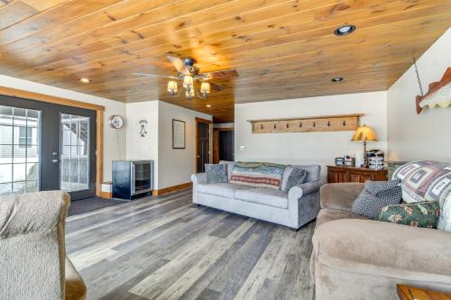 Lakefront New Hampshire Hideaway w/ Deck & Views in Milsfīlda (NH)