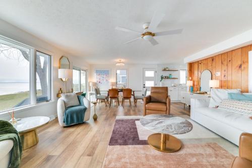Bright Houghton Lake Home with Boat Dock and Fire Pit in Houghton Lake, USA
