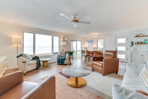 Bright Houghton Lake Home with Boat Dock and Fire Pit in Houghton Lake, USA