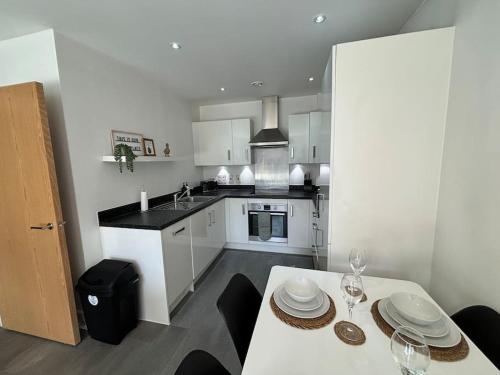 Luxury Canal-side Apartment, Hemel Hempstead, Free Parking, Perfect For Contractors - Hemel Hempstead