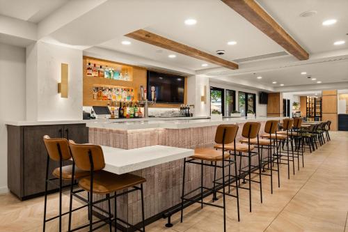 Oxford Suites Redding - image 10