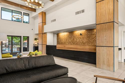Oxford Suites Redding - image 14