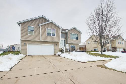 North Liberty Home about 11 Mi to University of Iowa! in Coralville, USA