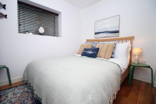 Penarth Stunning Seaside Apartment, Pets welcome, Free wifi and Parking, Sleeps 8!