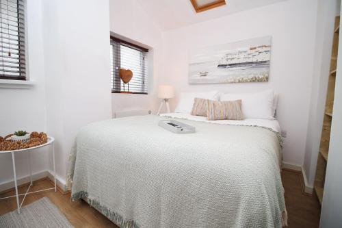 Penarth Stunning Seaside Apartment, Pets welcome, Free wifi and Parking, Sleeps 8!