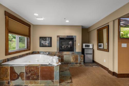 Duck Inn Lodge in ไวท์ฟิช (MT)