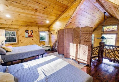 Heady Mtn: Cashiers Oasis, 8 Acres, Hot Tub, Trail in Cashiers, USA