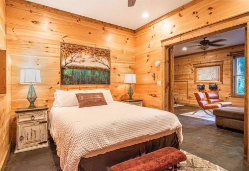 Heady Mtn: Cashiers Oasis, 8 Acres, Hot Tub, Trail in Cashiers, USA