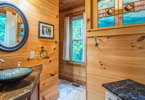 Heady Mtn: Cashiers Oasis, 8 Acres, Hot Tub, Trail in Cashiers, USA