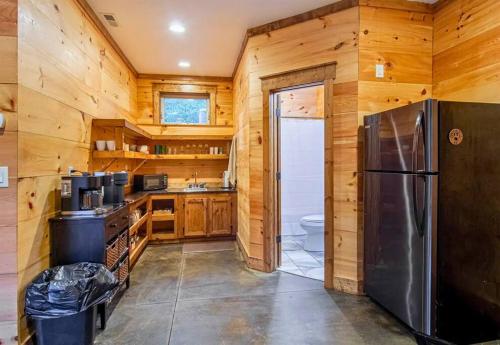 Heady Mtn: Cashiers Oasis, 8 Acres, Hot Tub, Trail in Cashiers, USA