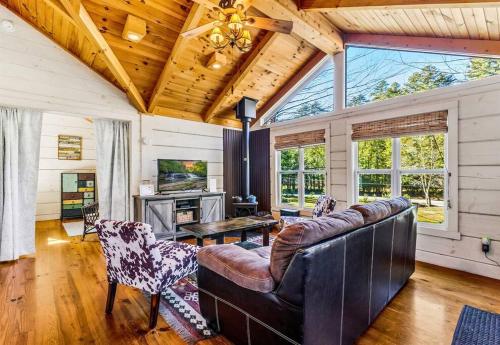 Heady Mtn: Cashiers Oasis, 8 Acres, Hot Tub, Trail in Cashiers, USA