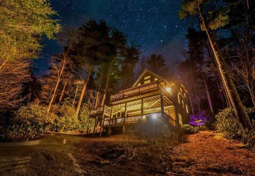 Heady Mtn: Cashiers Oasis, 8 Acres, Hot Tub, Trail in Cashiers, USA