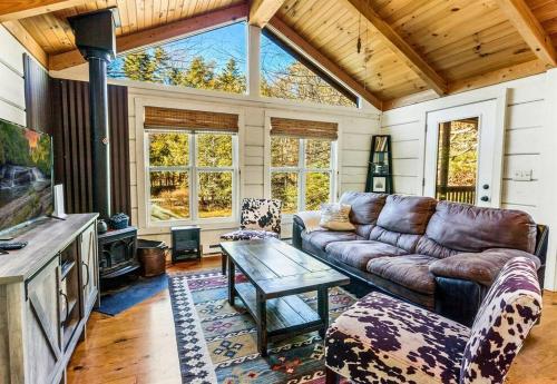Heady Mtn: Cashiers Oasis, 8 Acres, Hot Tub, Trail in Cashiers, USA