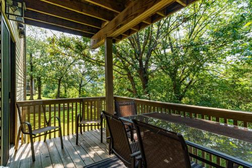 Lake Bluff Retreat - sleeps 7/heated pool/golf in Branson, USA
