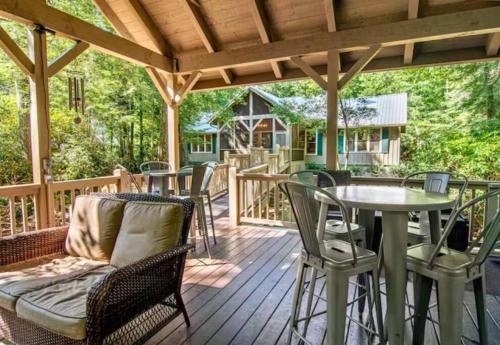 Riverfront Retreat: Sauna, Private Forest, 6 Falls in Cashiers, USA