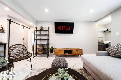 Park Life Retreat - King Bed - Pet Friendly - Sleeps 6 - Tap to explore photos