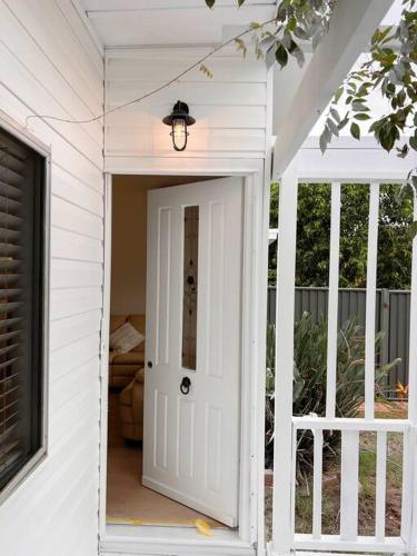 Hargraves Beach Cottage 50 meters to the beach in Noraville