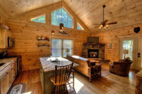 Honeymoon Getaway in woods near NOC and Smoky Mtn RR in Bryson City, USA
