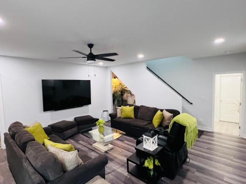 Modern, Spacious & Cozy Apartment thumb 3