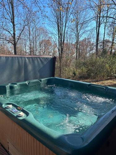 Optimum Cabin #12 w/ Hot Tub and Jacuzzi at Patoka 4 Seasons Resort