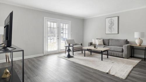 Landing Modern Apartment with Amazing Amenities ID1803X76 in Homewood, USA