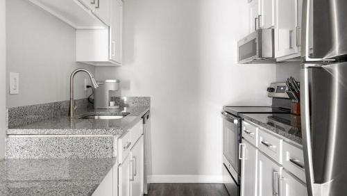 Landing Modern Apartment with Amazing Amenities ID1803X76 in Homewood, USA