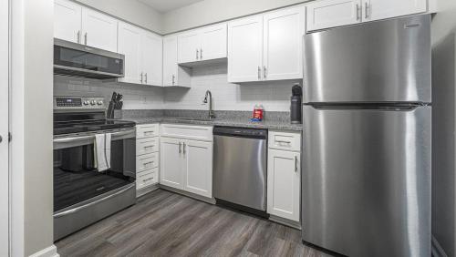 Landing Modern Apartment with Amazing Amenities ID1803X75 in Homewood, USA