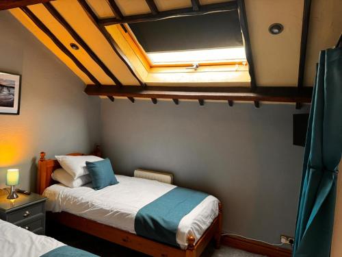 1 queen bed, 2 twin beds