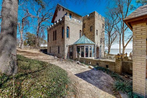 The Castle on Cedar Creek Lake in Tool, Vereinigte Staaten von Amerika