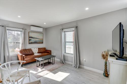 Coastal Lynn Escape with Fireplace 3 Mi to Beaches in Lynn, USA