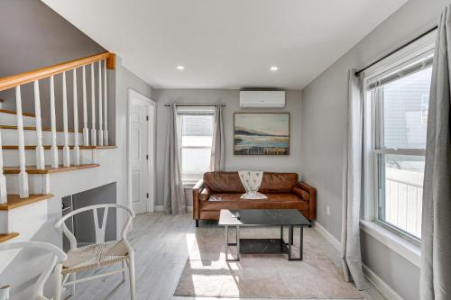 Coastal Lynn Escape with Fireplace 3 Mi to Beaches in Lynn, USA