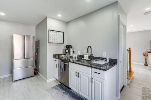 Coastal Lynn Escape with Fireplace 3 Mi to Beaches in Lynn, USA