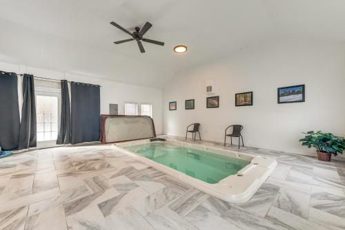 Arrowhead Lake Retreat with Private Indoor Pool! in Pocono Lake, Vereinigte Staaten von Amerika