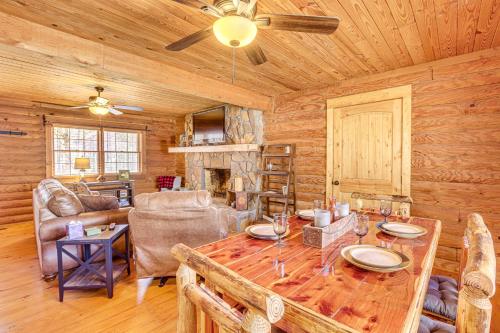 Cropwell Cabin with Fire Pit, Near Logan Martin Lake in เพลล์ ซิตี้ (AL)