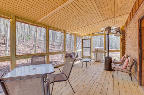 Cropwell Cabin with Fire Pit, Near Logan Martin Lake in เพลล์ ซิตี้ (AL)