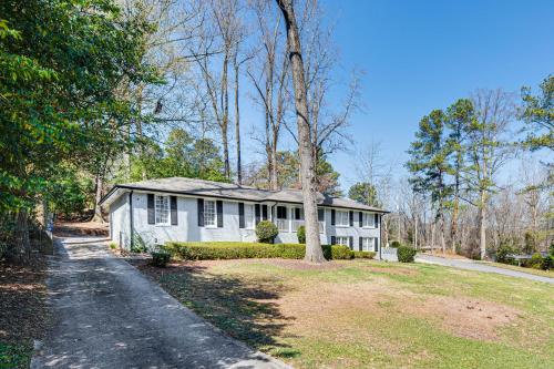 Atlanta Home with Movie Projector and Basketball Hoop!