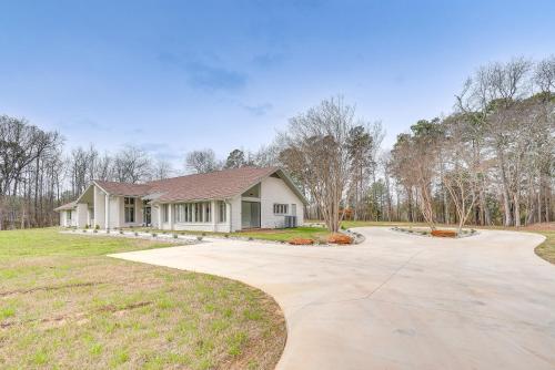 Peaceful Longview Home with Pond, 6 Mi to Downtown!