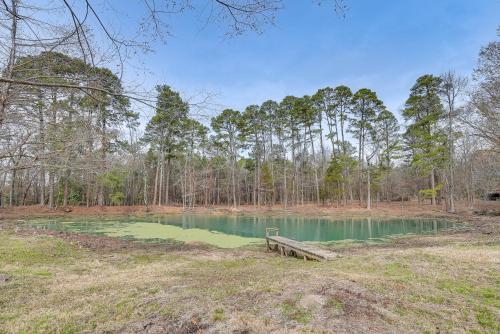 Peaceful Longview Home with Pond, 6 Mi to Downtown!