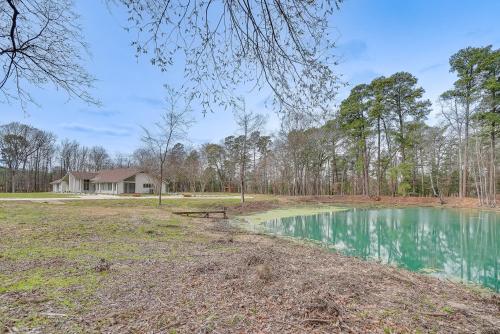 Peaceful Longview Home with Pond, 6 Mi to Downtown!