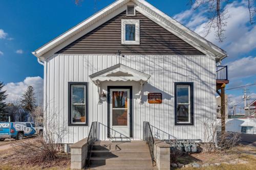 Pet-Friendly Minocqua Home Walk to Lake and Dining! in Minocqua, USA