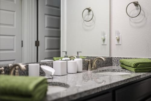 Spacious 5BR convenient to Zilker-ACL and Circuit of Americas-F1 in Austin, USA