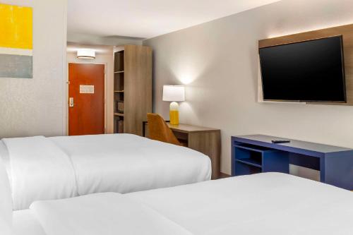 Comfort Suites Whitsett - image 11