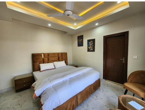 Chic 1-Bed Retreat Your Ideal Urban Escape Awaits Discover Comfort & Convenience in the Heart of Bah in ราฟีบล็อก