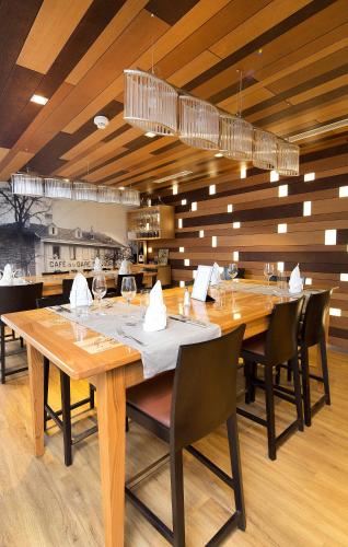 ศูนย์ธุรกิจ, Hotel Glanis in นียง