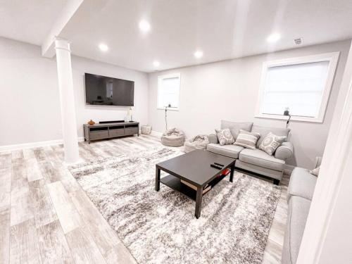 ห้องส่วนกลางสำหรับนั่งเล่น/ดูทีวี, Cozy Getaway Lodge & Retreat in เมคานิกส์บูร์ก (PA)