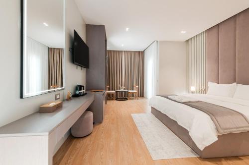 Troci Hotel, Тирана (фото 10)