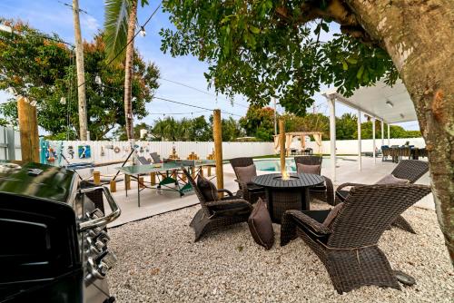 Paradise Villa, Luxury Retreat !! 7BD,Heated Pool, Games, Beach near in West Palm Beach, USA