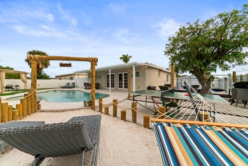 Paradise Villa, Luxury Retreat !! 7BD,Heated Pool, Games, Beach near in West Palm Beach, USA