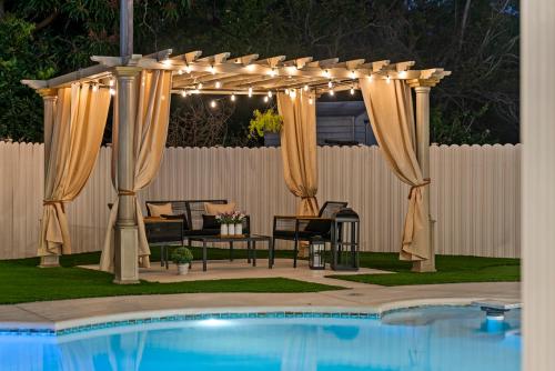 Paradise Villa, Luxury Retreat !! 7BD,Heated Pool, Games, Beach near in West Palm Beach, USA